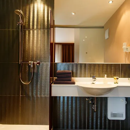 Hotel Salzburg Airport 4*